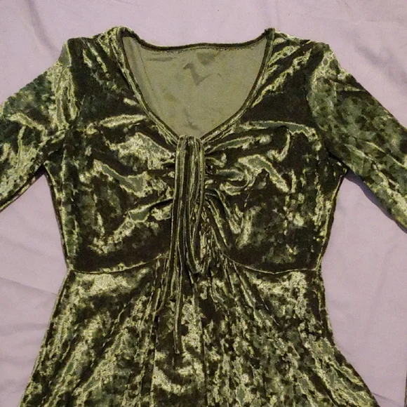 Green Velvet Long Sleeve Dress * Size M - Picture 3 of 11